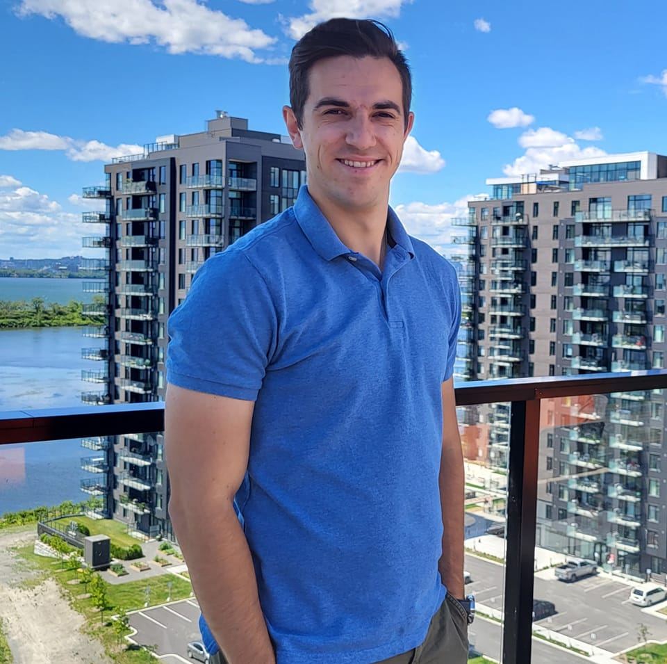 Headshot Alex Thoric wearing a blue shirt
