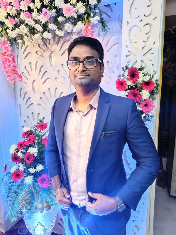 Full-body-pic-Vinoth-Nageshwaran Headshot of Data Engineer Vinoth Nageshwaran wearing a blue suit